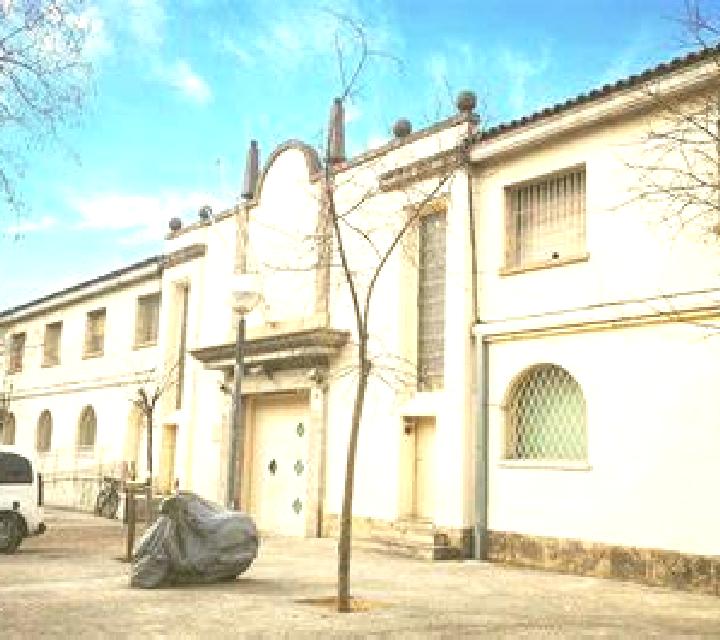 Abril la Trinitat Vella escort