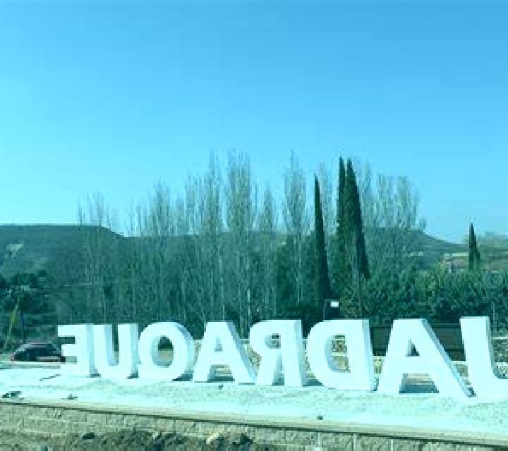 Abril Laguna de Negrillos escort