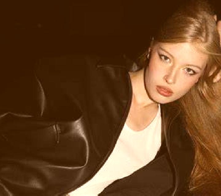Julia 3 Petres escort
