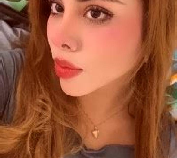 Julia Petres escort