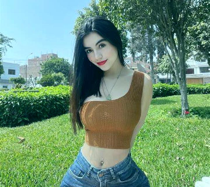 María Palomas escort