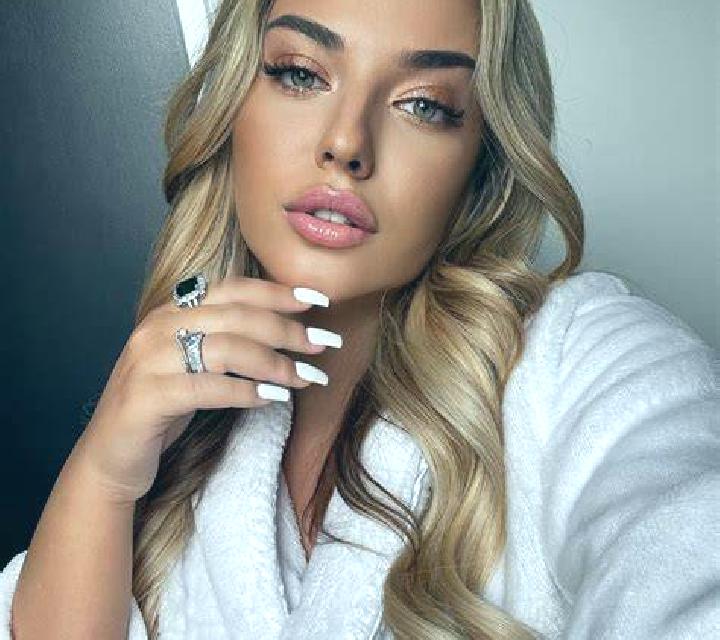 Selene Arroniz escort